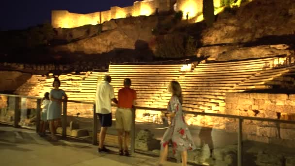 在西班牙城市 人们在黄灯下观看古代圆形剧场废墟的街道 深夜全景 — 图库视频影像