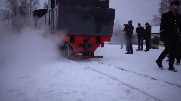 窄轨铁路蒸汽机车进站 人们坐火车 满载着溪流 冬季跟踪架 — 图库视频影像