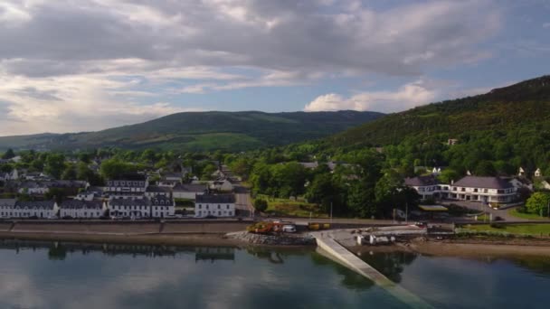Calmac Ferries Caledonian Macbrayne Loch Seaforth Anländer Till Ullapool Hamnen — Stockvideo