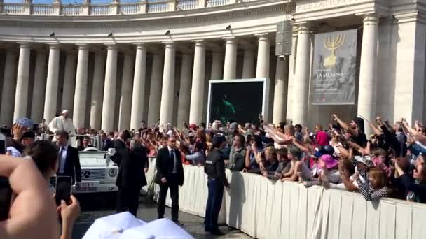 Papa Francisco Mueve Alrededor Multitud Coche Papal Plaza San Pedro — Vídeo de stock