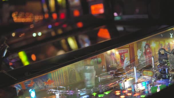 Pinball Machine Een Retro Arcade Knipperende Lichten Terwijl Stationair — Stockvideo