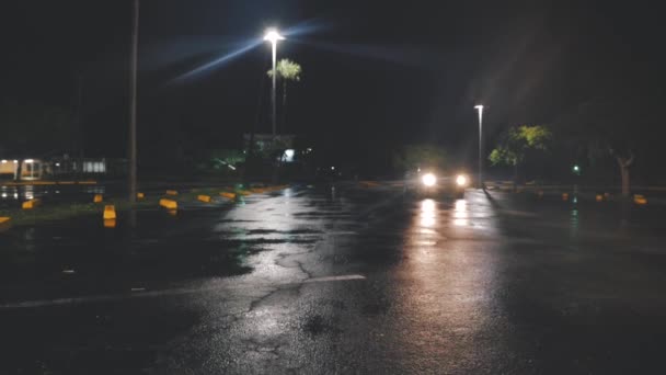 Gece Altın Rengi Araba Park Ediyor Fenerleri Yanıyor — Stok video