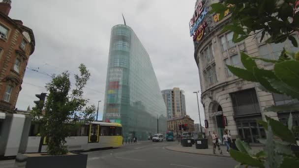 Uitzicht Manchester National Football Museum Met Metro Tram Passeren Voorgrond — Stockvideo