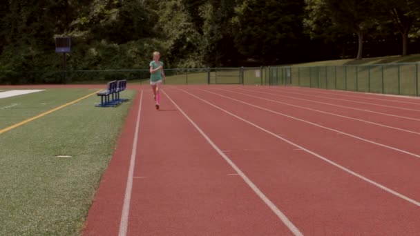 Adolescente Atleta Chica Una Pista Verano Corre Por Pista Hacia — Vídeo de stock