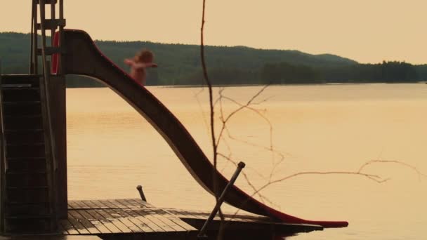 Мальчик Помощью Слайда Озере Закате Швеции Всплеск — стоковое видео