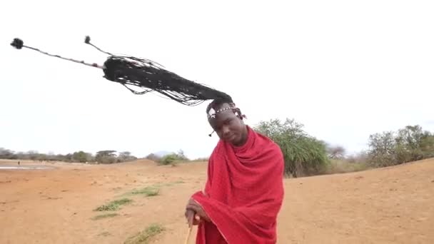 Det Här Maasai Boy Som Står Scenen Som Heter Moran — Stockvideo