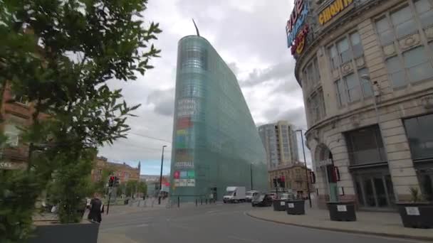 Video Moviéndose Hacia Museo Nacional Fútbol Manchester Con Peatones Tráfico — Vídeos de Stock