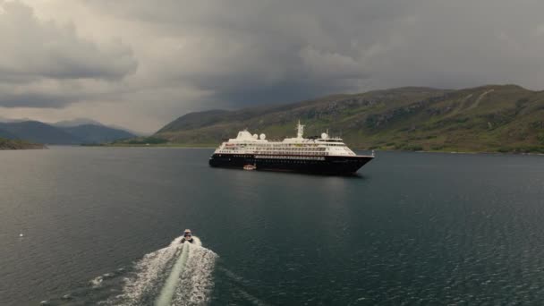 Silversea Cruises Silver Cloud Bezoek Bij Ullapool Scotland Ullapool Een — Stockvideo