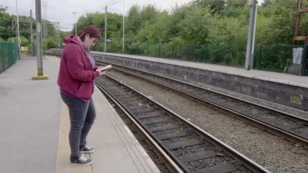 Uma Mulher Seu Trajeto Lendo Jogando Jogos Enquanto Espera — Vídeo de Stock