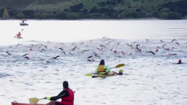 Simmare Tävlar Triathlon — Stockvideo