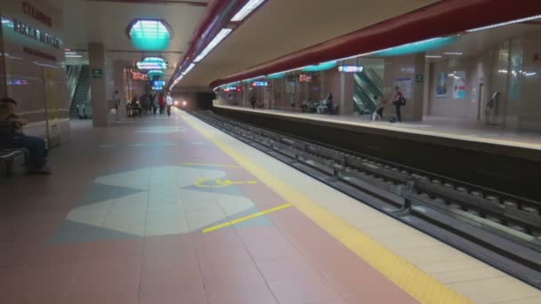 Não Tão Ocupado Estação Metro Vazia Velho Vagão Russo Chegou — Vídeo de Stock