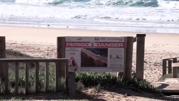 Danger Sign Surfer Beach Aan Atlantische Kust Van Portugal — Stockvideo