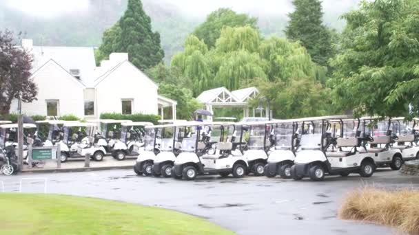Golf Kocsik Esőben — Stock videók