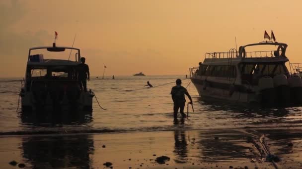 Sahilde Çekilen Bir Sürat Teknesi Güzel Bir Gün Batımı Olduğunda — Stok video