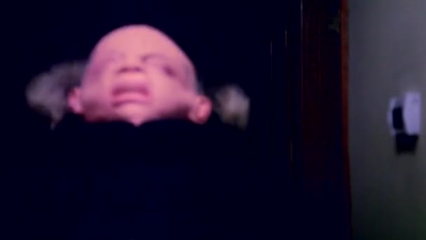 这是一个戴面具的人在黑暗的走廊上行走的镜头 — 图库视频影像