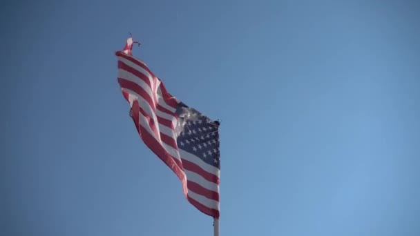 美国A 在纽约市 旗帜在风中飘扬 动作缓慢 星条旗 — 图库视频影像