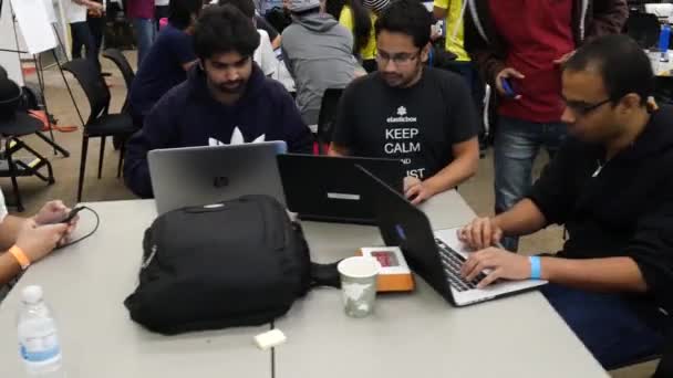 Počítačoví Programátoři Vymýšlejí Plán Sestavení Softwaru Konferenci Hackathonu — Stock video