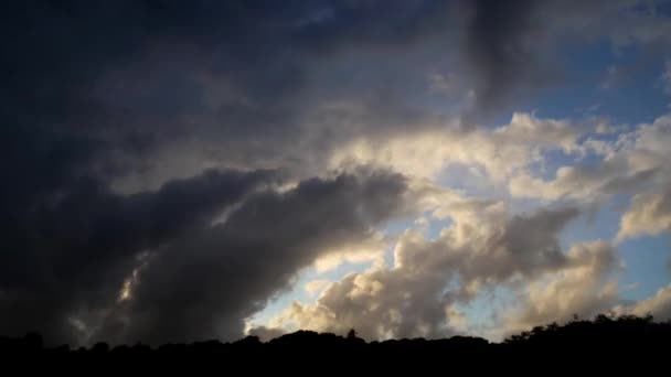 Nopeasti Liikkuvat Pilvet Auringonlaskun Aikaan Hiipuvat Pimeälle Taivaalle — kuvapankkivideo