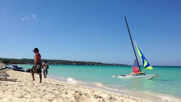 Jamaika Sahillerinde Mavi Denizin Yanında Yürüyen Bir Adam Renkli Bir — Stok video