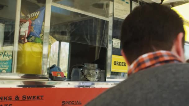 Corporate Frau Holt Mittagessen Von Einem Food Truck — Stockvideo