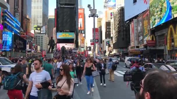 Fotoaparát Muž Nahrávání Lidí Kráčející New York Time Square — Stock video