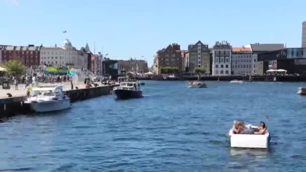 Boote Bewegen Sich Auf Kopenhagener Kanälen — Stockvideo