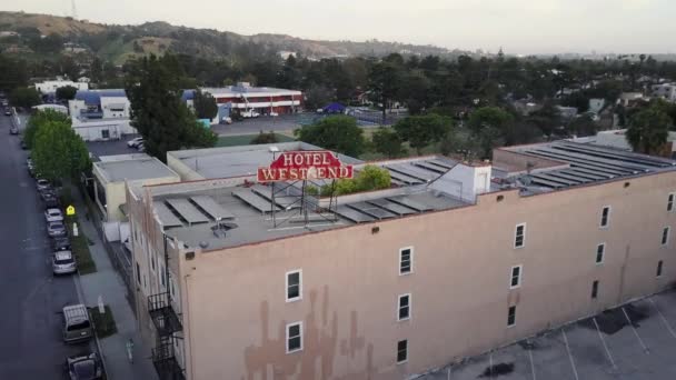 Antenne Flug Über Hotel Mit Fokus Auf Altes Schild Culver — Stockvideo