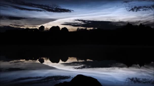 晨光朦胧的云彩在黎明前倒映在静谧的湖面上的时间流逝 — 图库视频影像