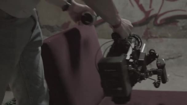 Caméra Opérateur Pose Caméra Sur Une Chaise Vintage — Video