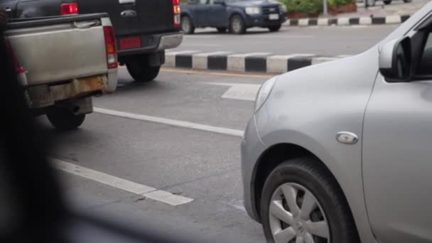 Bloccato Nel Traffico Ragazzo Mezzo Alla Strada Vende Fiori Gelsomino — Video Stock