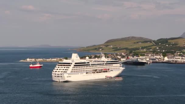Круизный Лайнер Oceania Cruises Nautica Заходит Фапул Нагорье Шотландия 2018 — стоковое видео