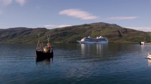 Oceanía Cruceros Crucero Náutico Que Visita Ullapool Highlands Escocia 2018 — Vídeo de stock