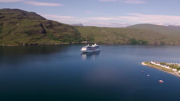 Oceanien Kryssningar Nautica Kryssningsfartyg Besöker Ullapool Highlands Skottland Den 2018 — Stockvideo