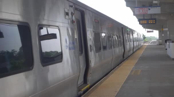 Long Island Rail Road Pociąg Opuszcza Stację — Wideo stockowe