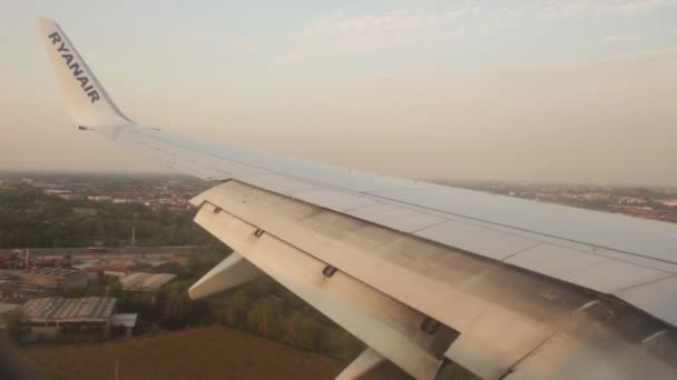 最后进场的侧视图和日出时降落在意大利米兰机场 美丽的金色 — 图库视频影像