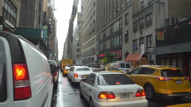 Κυκλοφορίας Μια Βροχερή Μέρα Στη Νέα Υόρκη — Αρχείο Βίντεο