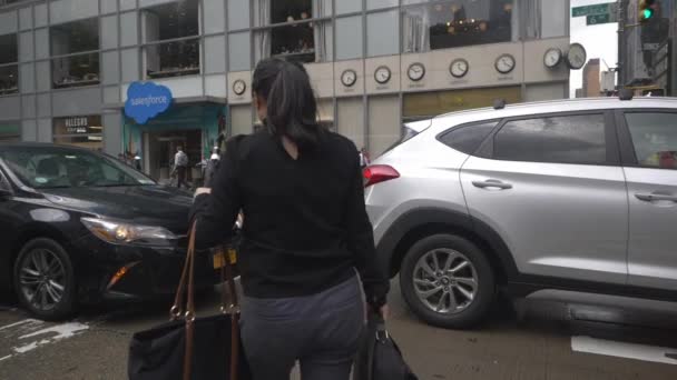 Mujer Cruzando Calles Nueva York Tráfico — Vídeos de Stock