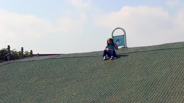 Young Girl Sledding Grass Hill Springtime — Stock Video