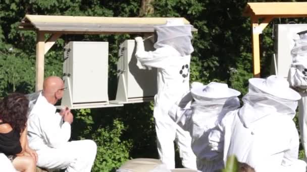 Diákoknak méhkaptárt nyitó nő.