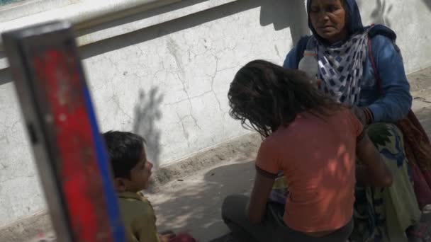 ヴリンダバン ウッタル プラデシュ州の路上で渇きを癒す貧しい家族 スローモーション — ストック動画