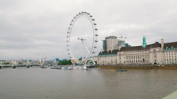Londra Gözü Dev Dönme Dolap Westminster Köprüsü Nden Turistlerle Birlikte — Stok video