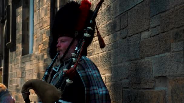 Bagpiper Suonare Cornamuse Strumento Musicale Strade Edimburgo Scozia Con Persone — Video Stock