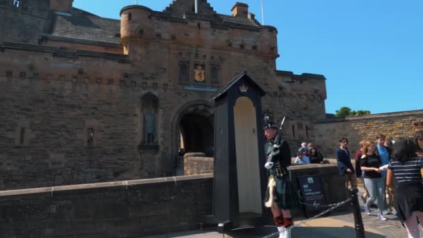 Туристы Входа Эдинбургский Замок Солдатской Охраной Маршируют Редакция Замедленная Съемка — стоковое видео