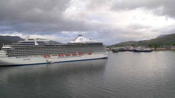 Oceania Cruises Cruise Ship Marina Arriving Loch Broom Ullapool Ross — стокове відео