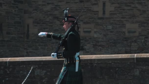 Soldaat Bewaker Marcheert Buiten Edinburgh Castle Met Bezoekers Achtergrond Redactioneel — Stockvideo