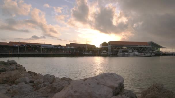 Restaurants Aan Een Boothaven Bij Zonsondergang — Stockvideo