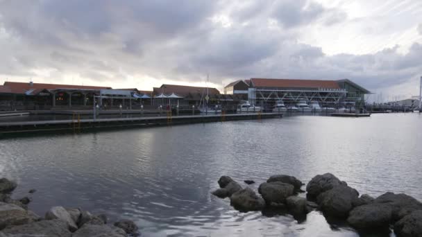 Restaurants Bootshafen Bei Sonnenuntergang — Stockvideo