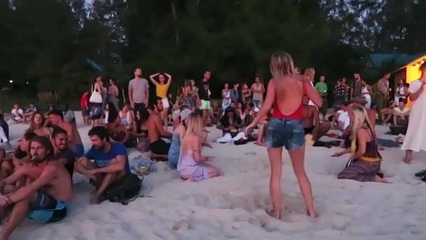 Les Gens Dansent Traînent Zen Beach Pendant Coucher Soleil Sur — Video