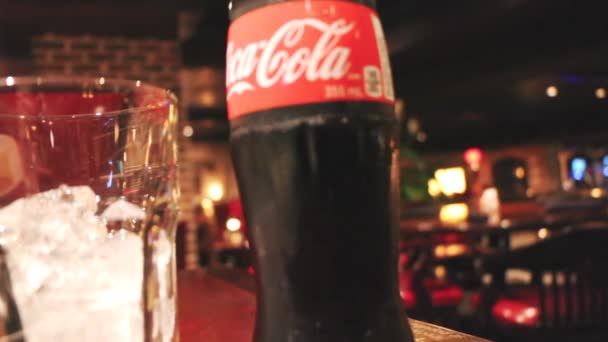 Garrafa Coca Cola Vidro — Vídeo de Stock