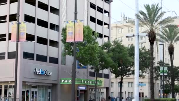 Une Voiture Passe Dans Une Rue Vacante Nouvelle Orléans — Video